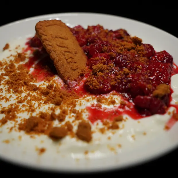 Berries and yoghurt topped with biscuit crumb